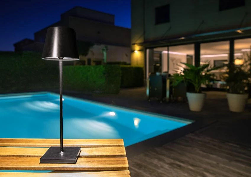Lucide JUSTIN - Lampe de table Rechargeable Intérieur/Extérieur - Batterie/Piles - Ø 11 cm - LED Dim. - CCT - 1x2,2W 2700K/3000K - IP54 - Noir - ambiance 2